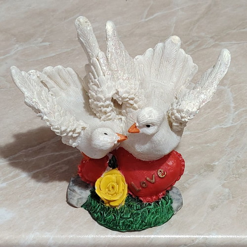 Decorative statuette with doves like new, height 13cm