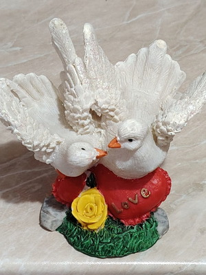 Decorative statuette with doves like new, height 13cm