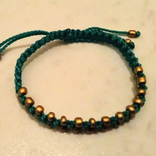 Handmade bracelet like new, green with gold beads 17 cm