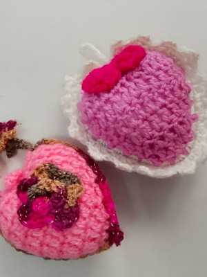 Knitted hearts 9 cm new