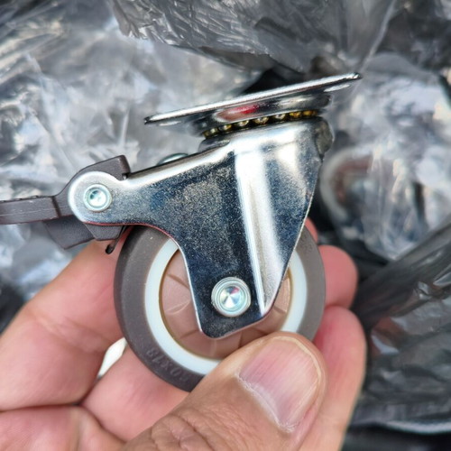 Set of 4 rotating 6 cm casters new, with brake