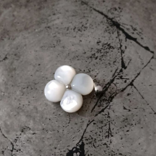 Silver pendant pearl flower 3.5 cm in excellent condition Loisir