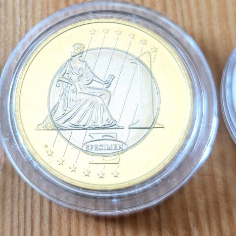 Lot with two new commemorative 2-euro coins and one Vatican 1-euro specimen