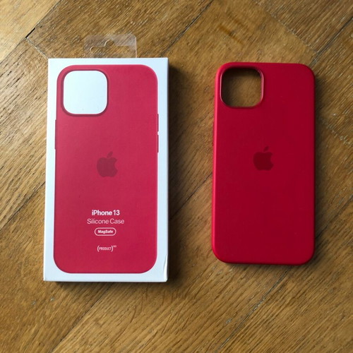 iPhone 13/14 Apple Original Red Case new with screen protector