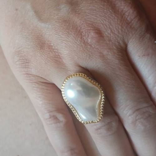 Ring like new with adjustable size, white and gold color