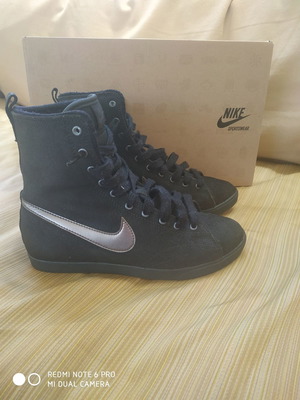 Nike leather αθλητικό μποτάκι μεταχειρισμένο, μέγεθος 36 μισό