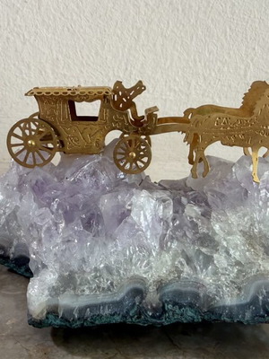 Vintage decoration with natural amethyst and horse carriage