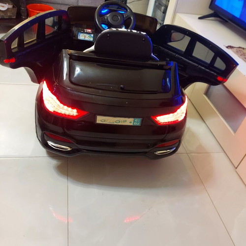 BMW X6 electric ride-on car like new with remote control and LED lights