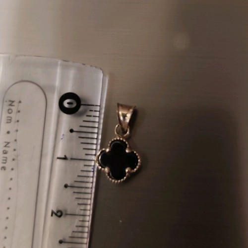 Black Clover gold pendant new, 14k yellow gold with onyx