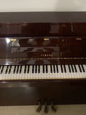 Yamaha όρθιο πιάνο με τρία πεντάλ σε σκούρο καφέ γυαλιστερό φινίρισμα