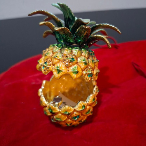 Decorative pineapple box new with magnet and velvet pouch