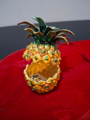 Decorative pineapple box new with magnet and velvet pouch