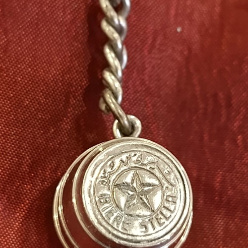 Vintage beer barrel keychain like new