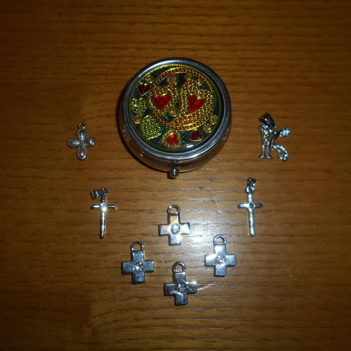 Necklace crosses used, 7 pieces, 1 monogram and metal storage box