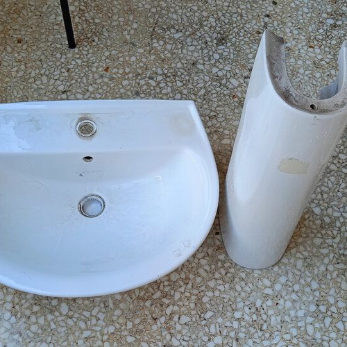 Bathroom sink with pedestal used, dimensions 48×60 cm, pedestal height 65 cm