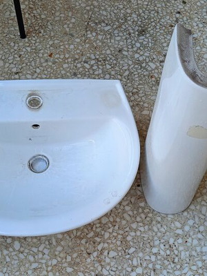 Bathroom sink with pedestal used, dimensions 48×60 cm, pedestal height 65 cm