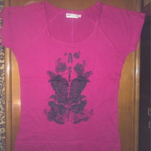 Lee T-shirt fuchsia with black print, like new