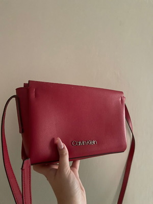 Calvin Klein τσάντα ώμου μεταχειρισμένη, κόκκινη, με φθορές στο φερμουάρ