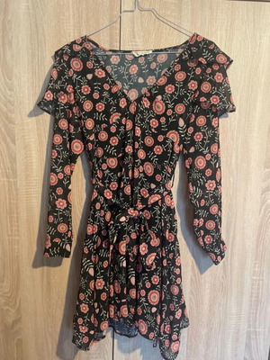 Karavan short floral dress with V-neck and long sleeves