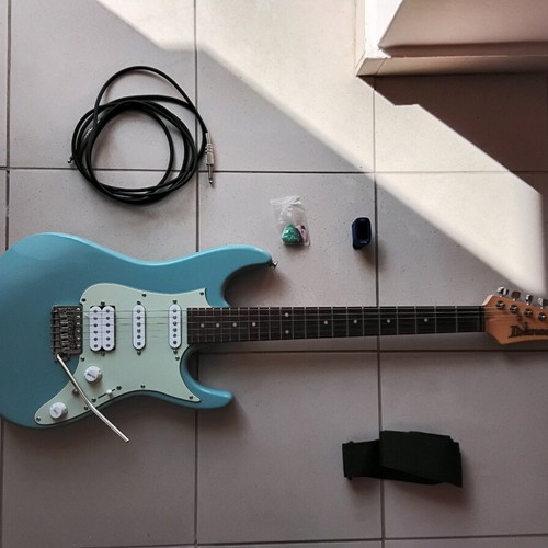 Ibanez AZES 40 like new guitar set with amplifier and pedalboard