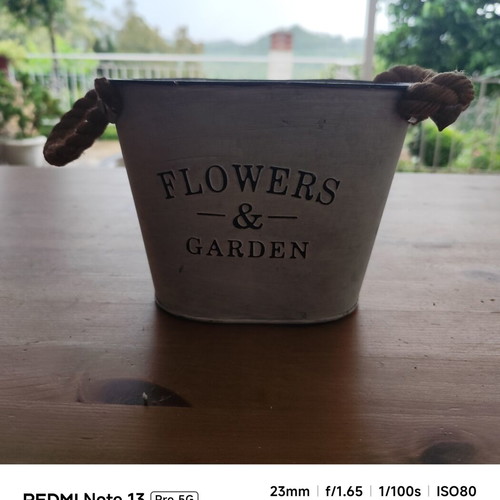 Metal garden planter like new