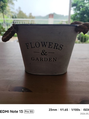 Metal garden planter like new
