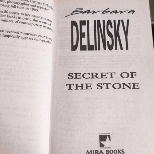 English pocket book Secret of the Stone like new