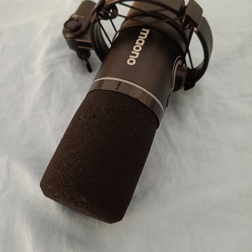 Maono PD200X dynamic microphone like new with XLR cable and shock mount
