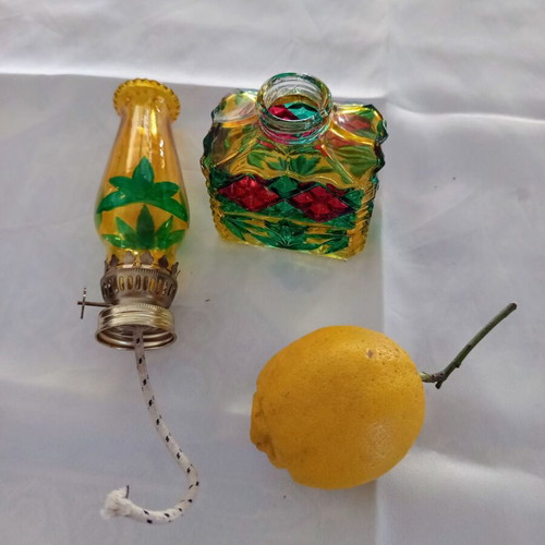 Vintage glass oil lamp with colorful embossed glass like new
