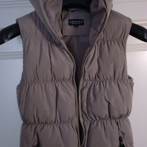 Grey children's sleeveless jacket with hood like new, size S