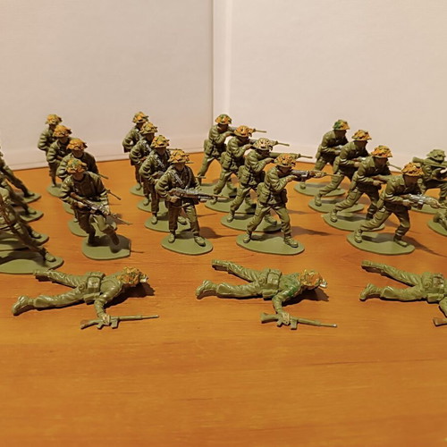 Airfix Modern British Infantry plastic soldiers used, scale 1/32, set of 25