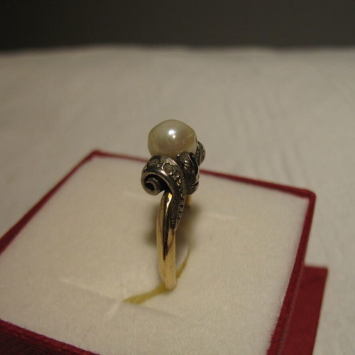 Vintage 18k gold ring with a genuine pearl and 8 diamonds.