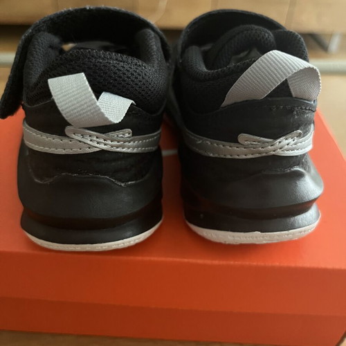 Nike Team Hustle D 10 (PS) kids' shoes size 28, black and silver