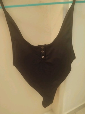 Κορμάκι ripped brazilian γυναικείο μαύρο σαν καινούργιο με κουμπάκια και ανοιχτή πλάτη