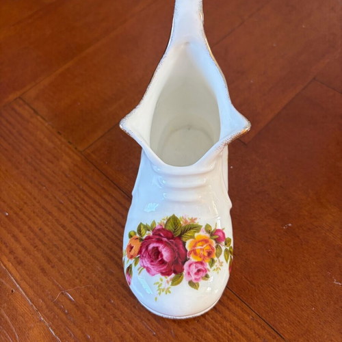 Porcelain boot England Old cottage rose like new