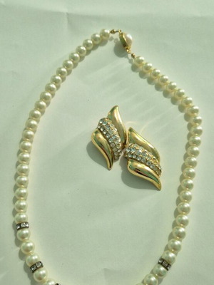 Vintage 80s Jewelry Set with Gold-Plated Earrings and Pearls like new