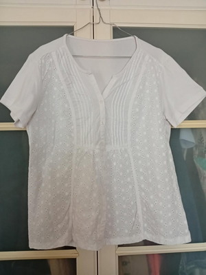 White blouse-cardigan with embroidered design, like new, size M