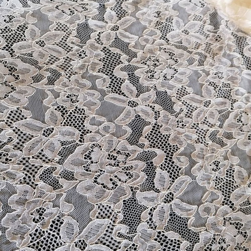 Elastic Chantilly lace new, cream with intricate flowers 5.15m