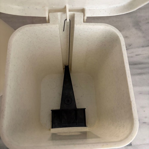 Pedal bin 7.5lt like new, plastic bathroom waste container