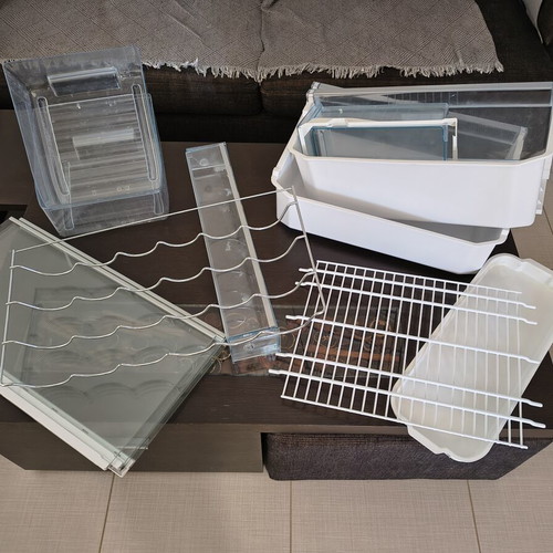 Bosch refrigerator shelves and drawers used, model KGN49A73