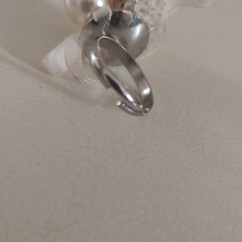 Fo ring with pearl and adjustable opening for all fingers