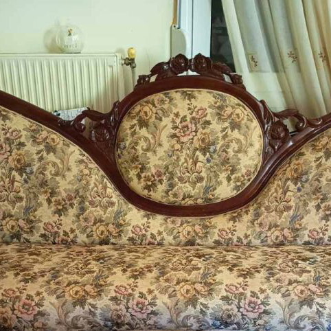 Victorian sofa with two chairs and table like new
