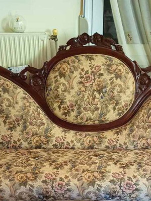 Victorian sofa with two chairs and table like new