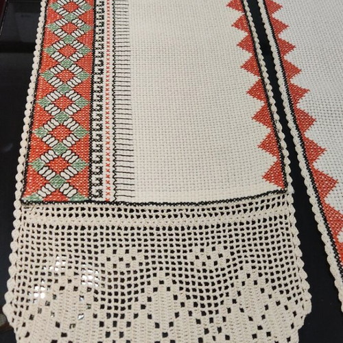 Handmade vintage table runners, set of 2, like new