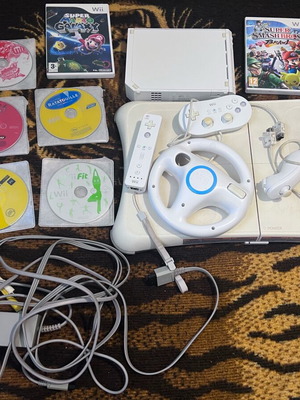 Nintendo Wii употребяван комплект с конзола, Balance Board, волан и игри