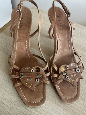 Prada vintage πέδιλα με καρδιά και χάντρες μέγεθος 40 μπεζ σαν καινούργιο