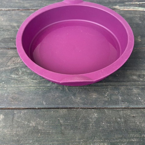 Tupperware round silicone cake mold 2.5 liters new, purple