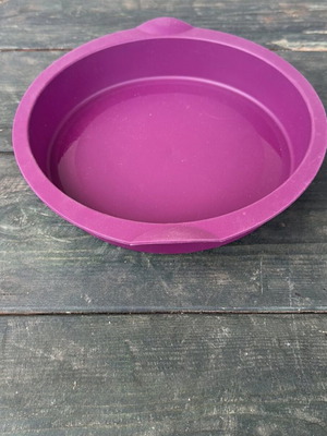 Tupperware round silicone cake mold 2.5 liters new, purple