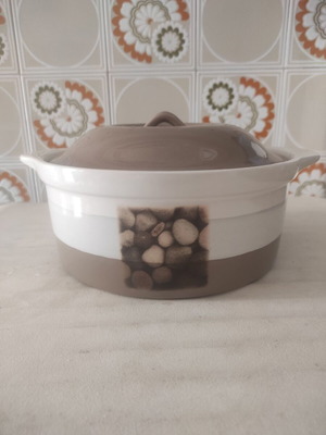 Ceramic small clay pot like new, 9cm height 23cm diameter