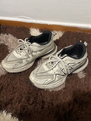 Issue Fashion athletic shoes used unisex size 40 black and white, need insoles